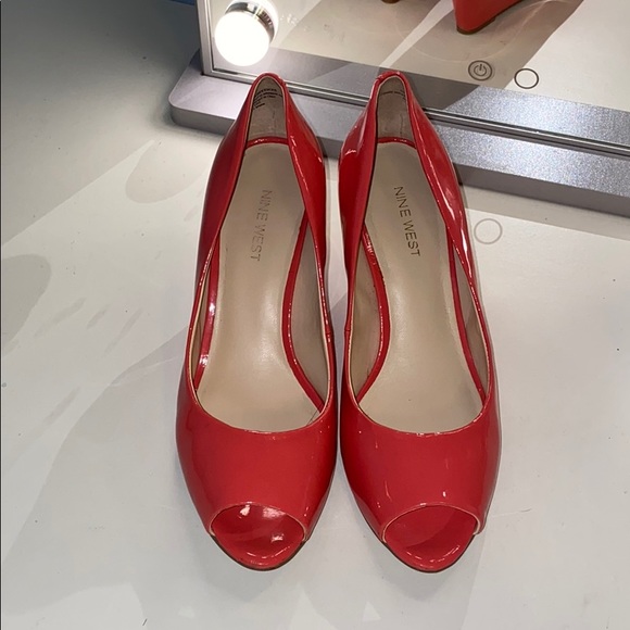 NINE WEST pink gold patent leather 2in heels - Picture 2 of 6